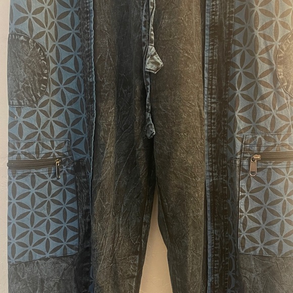 Women's Wide Leg Geometric Pattern Pants - Black And Blue S/M - Picture 4 of 8